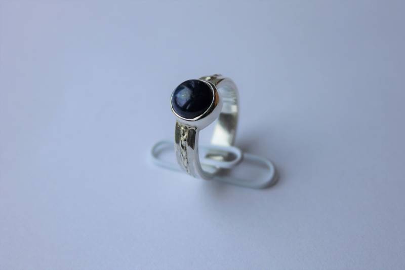 Lapis Lazuli Cabachon Stone Set in Plait Design Ring Lapis Lazuli Cabachon Stone Set in Plait Design Ring von DesignCraftJewellery