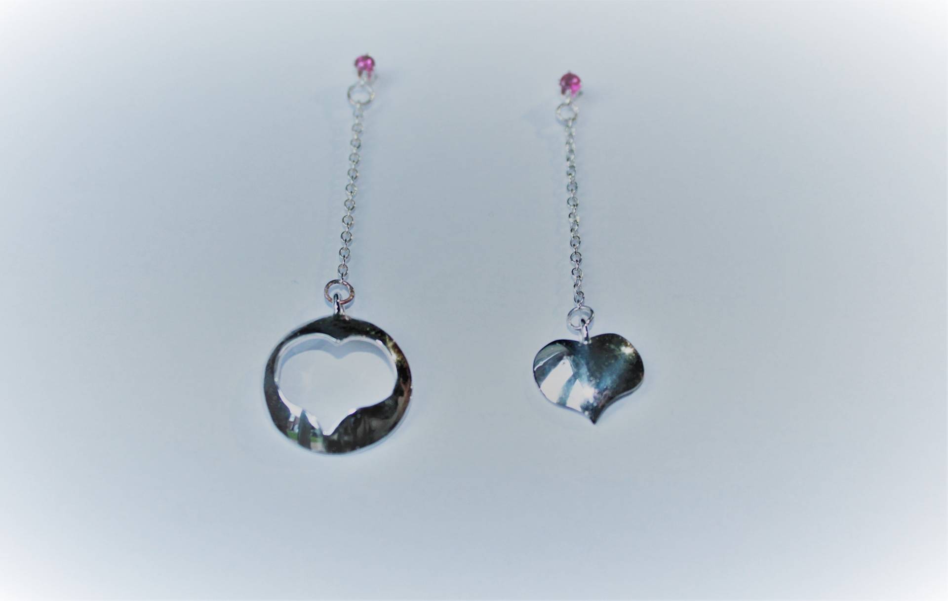Silver Heart Earrings With Synthetic Ruby Silver Heart Earrings With Synthetic Ruby von DesignCraftJewellery