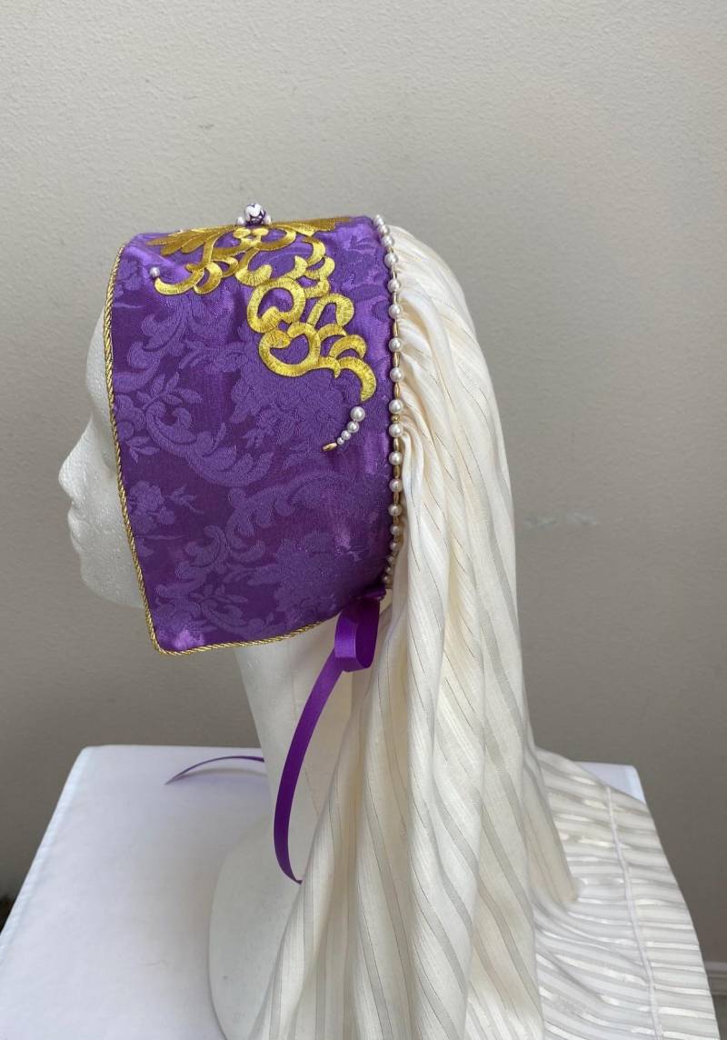 Erwachsene Lila Renaissance Mittelalter Tudor Elizabethan Victorian Queen Royalty Frauen Hut Kappe Kostüm Cosplay Erwachsene Lila Renaissance Mittelalter Tudor Elizabethan Victorian Queen Royalty Frauen Hut Kappe Kostüm Cosplay von DesignEvent