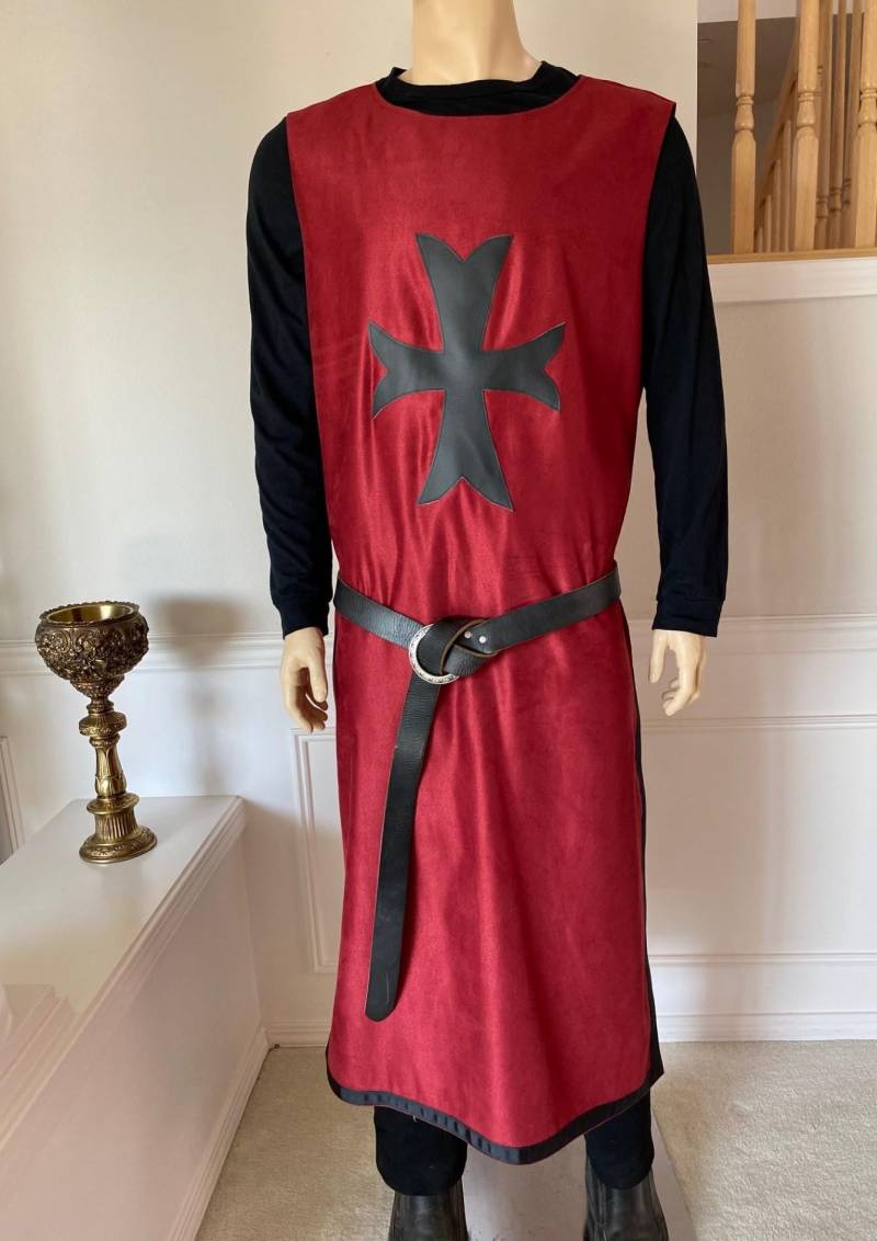 Neue Erwachsene Mittelalter Renaissance Tudor Elizabethan Cosplay Burgund König Ritter Tunika Wappenrock Robe Kostüm Neue Erwachsene Mittelalter Renaissance Tudor Elizabethan Cosplay Burgund König Ritter Tunika Wappenrock Robe Kostüm von DesignEvent