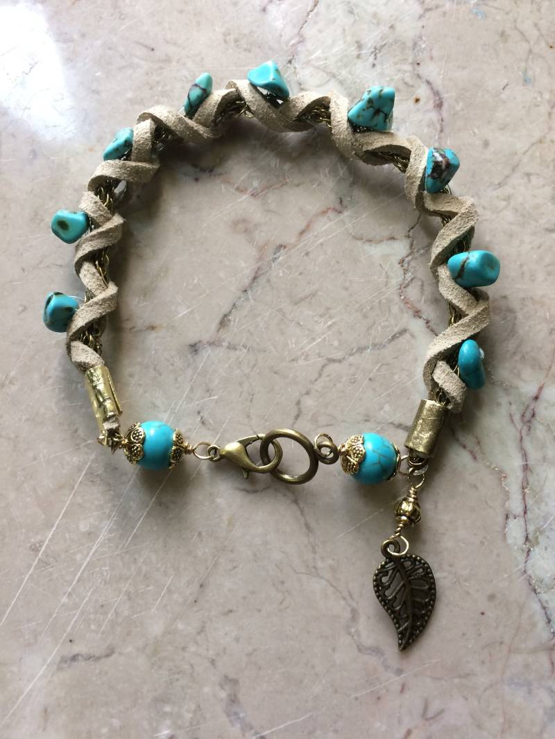 Beige Leder/Bronze-Draht Häkeln Kettenarmband Mit Türkisfarbenen Perlen Und Blatt-Anhänger. #b00248 von DesignImagesLLC