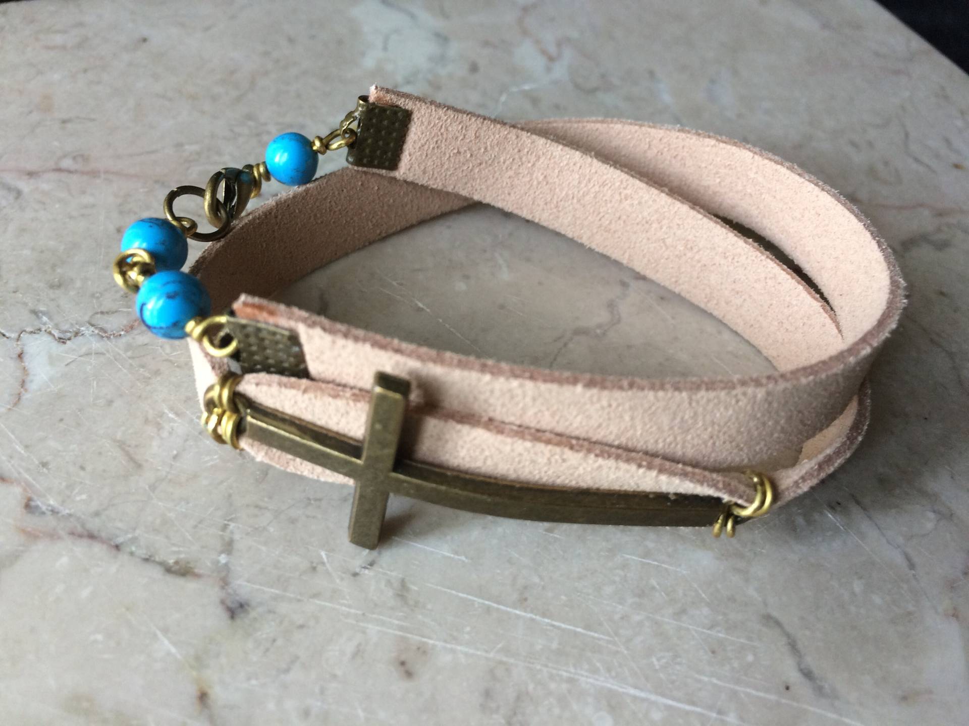 Beige Lederwickelarmband Mit Bronze-Ton-Kreuz Und Türkis Perlen #b00246 von DesignImagesLLC