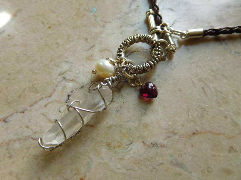 Braune Leder Kette Mit Quarz Wickeln Anhänger Und Charms Perlen. #n00140 von DesignImagesLLC