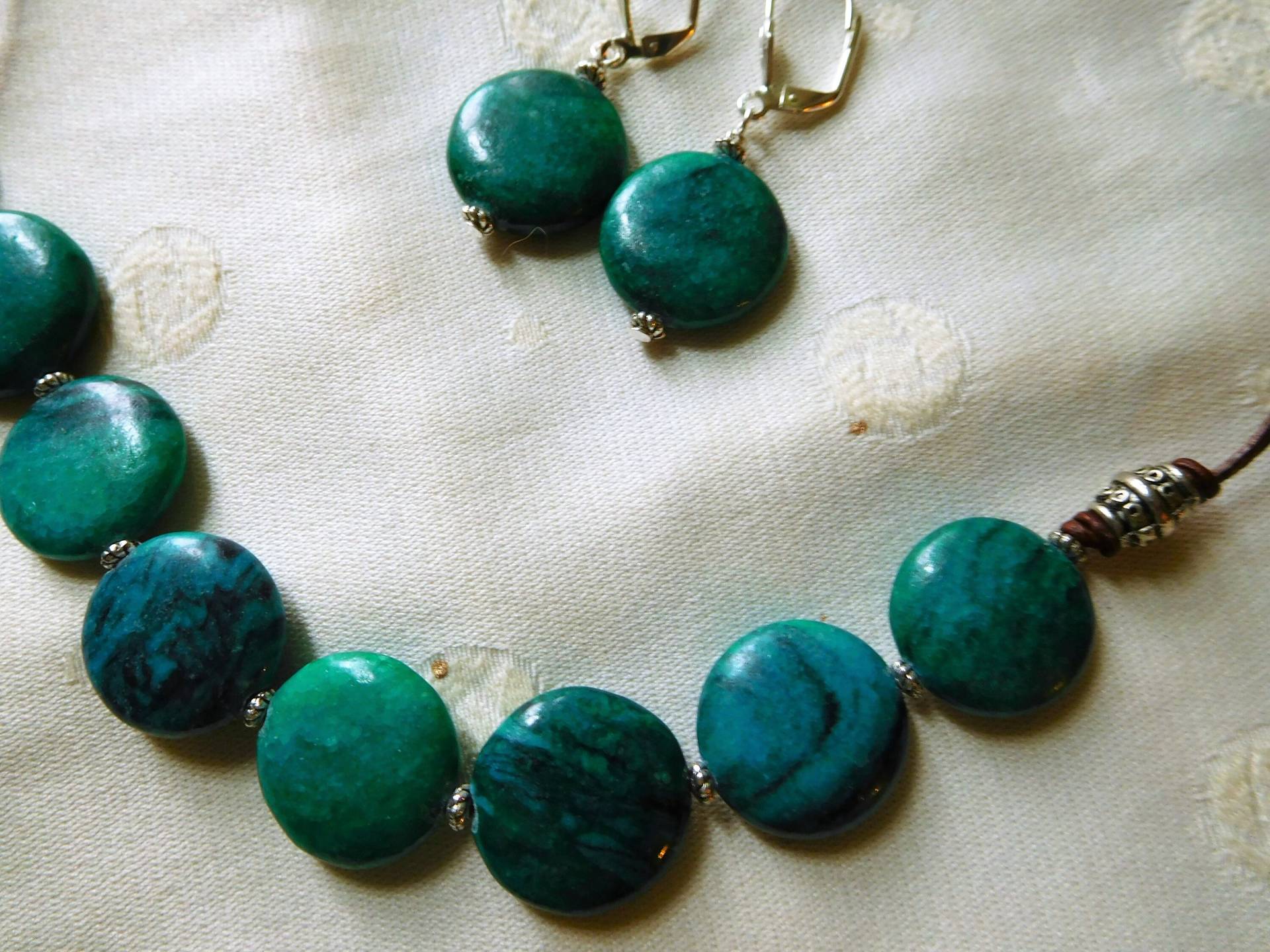 Braune Lederhalskette Mit Grünen Türkis Kreis Perlen Fertig Dekorativen Verschluss & Passende Ohrringe. #ns0093 von DesignImagesLLC