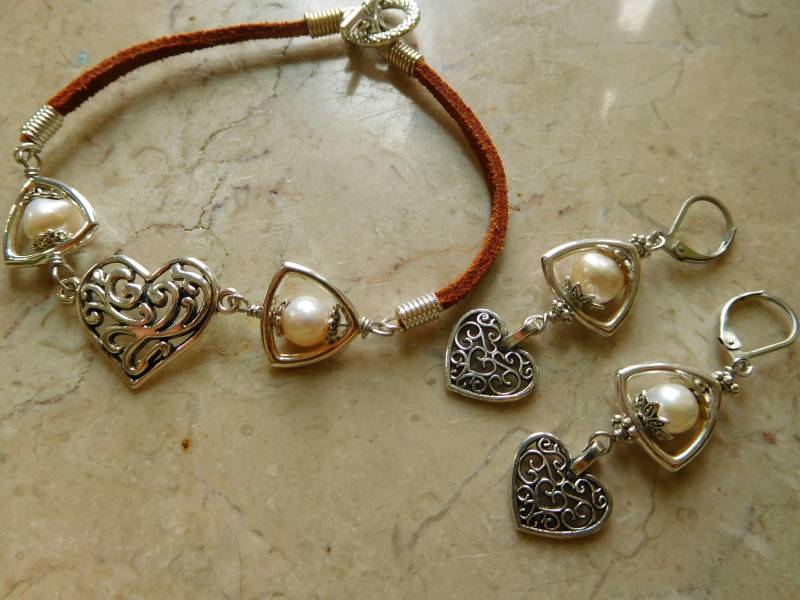 Braune Wildleder Leder Armband /Earrings Set Mit Silberfarbenen Herd Anschlüsse Und Süßwasserperlen #bes00121 von DesignImagesLLC