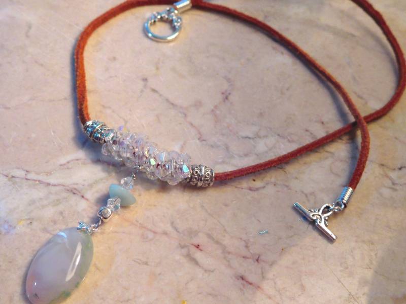 Braune Wildleder Leder Halskette Mit Grauem Achat Anhänger Und Kristallen, #n00137 von DesignImagesLLC