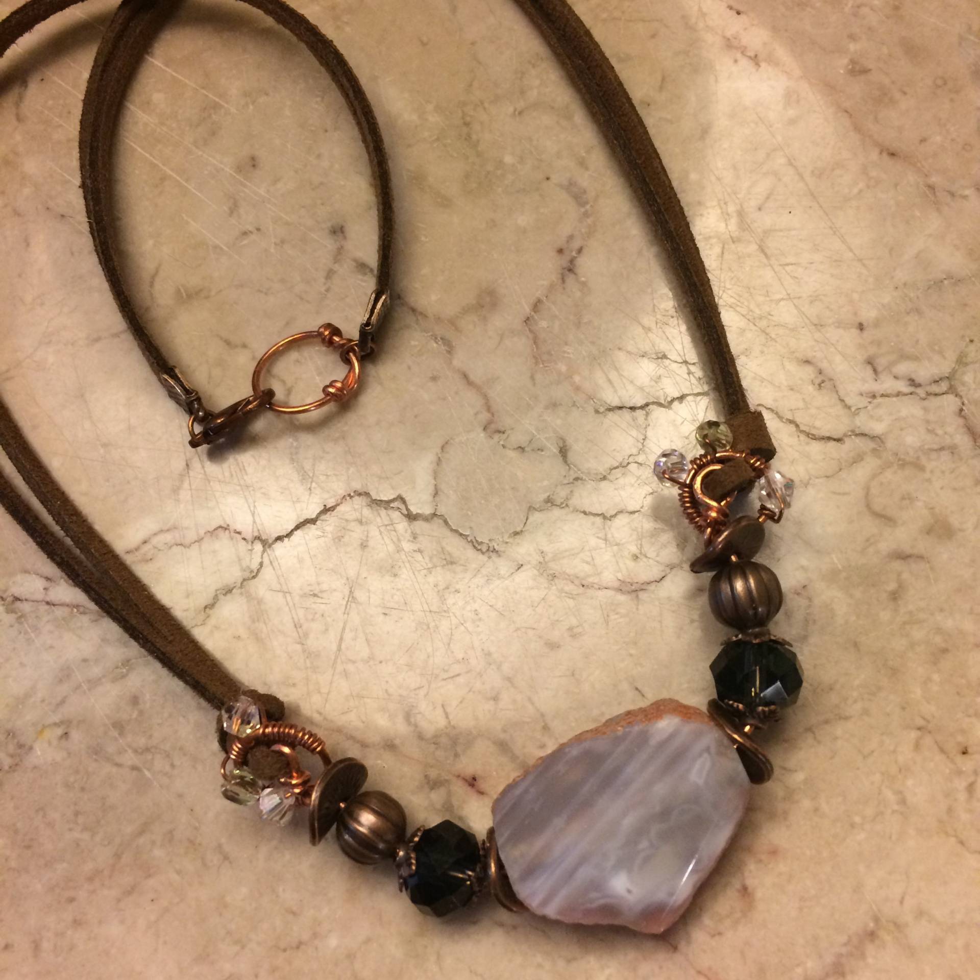 Braune Wildleder Leder Halskette Mit Großen Grauen Achat, Kupferdraht, Weiße Kristalle, Nachtblau-Kristalle Und Kupferperlen N #00122 von DesignImagesLLC