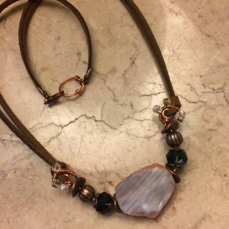 Braune Wildleder Leder Halskette Mit Großen Grauen Achat, Kupferdraht, Weiße Kristalle, Nachtblau-Kristalle Und Kupferperlen N #00122 von DesignImagesLLC
