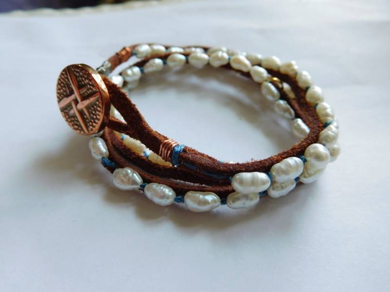 Braune Wildleder Lederarmband Häkeln Mit Weißen Süßwasserperlen. #b00193 von DesignImagesLLC