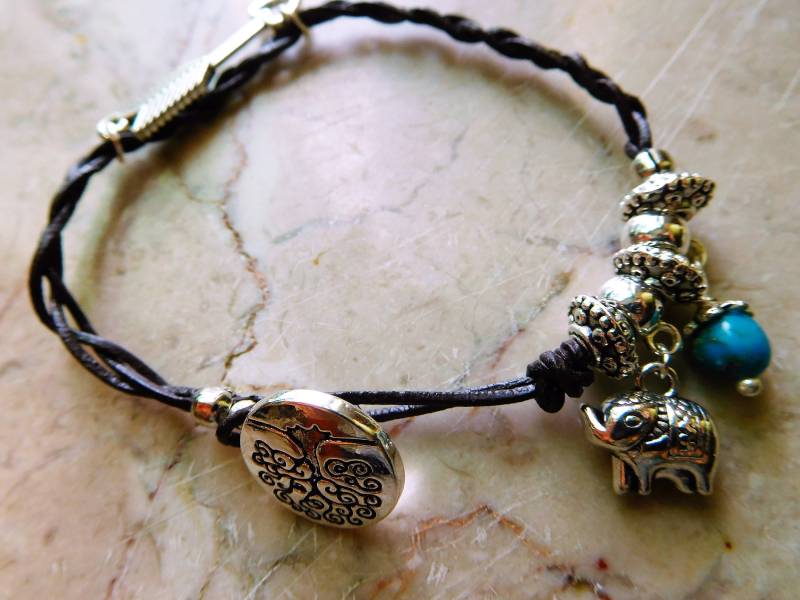 Braunes Leder Geflochtene Design-Armband Mit Charms. #b00213 von DesignImagesLLC