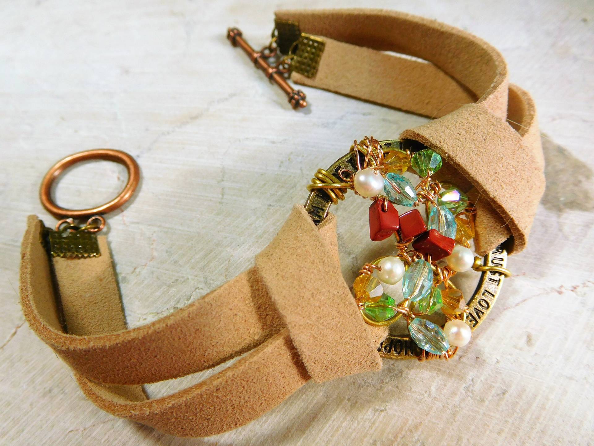 Creme Wildleder Lederarmband Mit Ring Bronze-Ton-Anschluss"Kritzeleien Design Verpackung Steine Und Glasperlen in Der #b00223 Zentrum von DesignImagesLLC