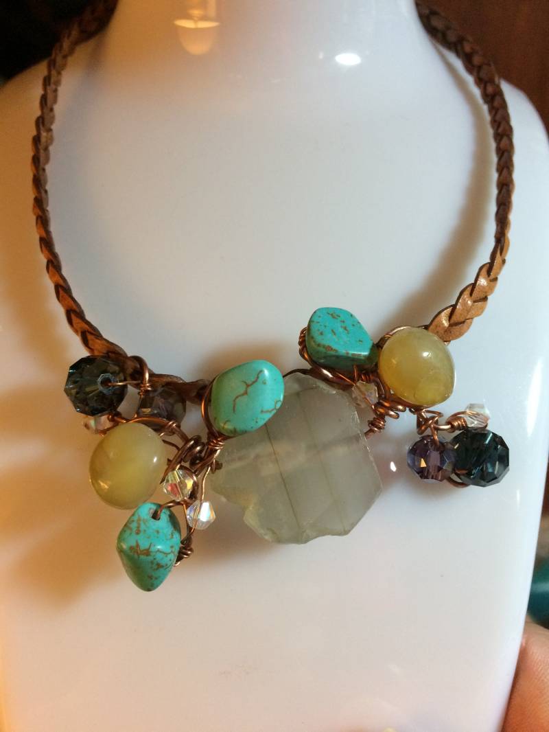 Geflochtenes Leder Halskette Mit Kritzeleien Kupfer Draht, Weiß, Blau, Lila Kristalle Braun, Grau Achat, Türkis Und Gelb Opalith. #n00120 von DesignImagesLLC