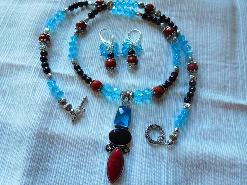 Granat/Roter Jaspis/Blaue Kristalle Kette Mit Sterlingsilber Overlay Topas, Granat, Roter Anhänger Und Passende Ohrringe Satz. #nbes0105 von DesignImagesLLC
