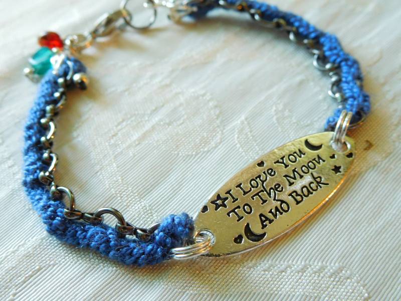 Ich Liebe Dich Zum Mond & Back"Blau Häkeln Armband Mit Zwei Glas-Herz-Anhänger. #b00212 von DesignImagesLLC