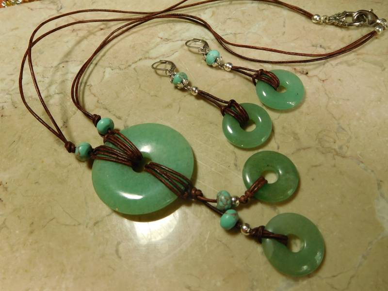 Leder Halskette Mit Grün Donuts Jade, Türkis Perlen Und Passende Ohrringe #nes00124 von DesignImagesLLC