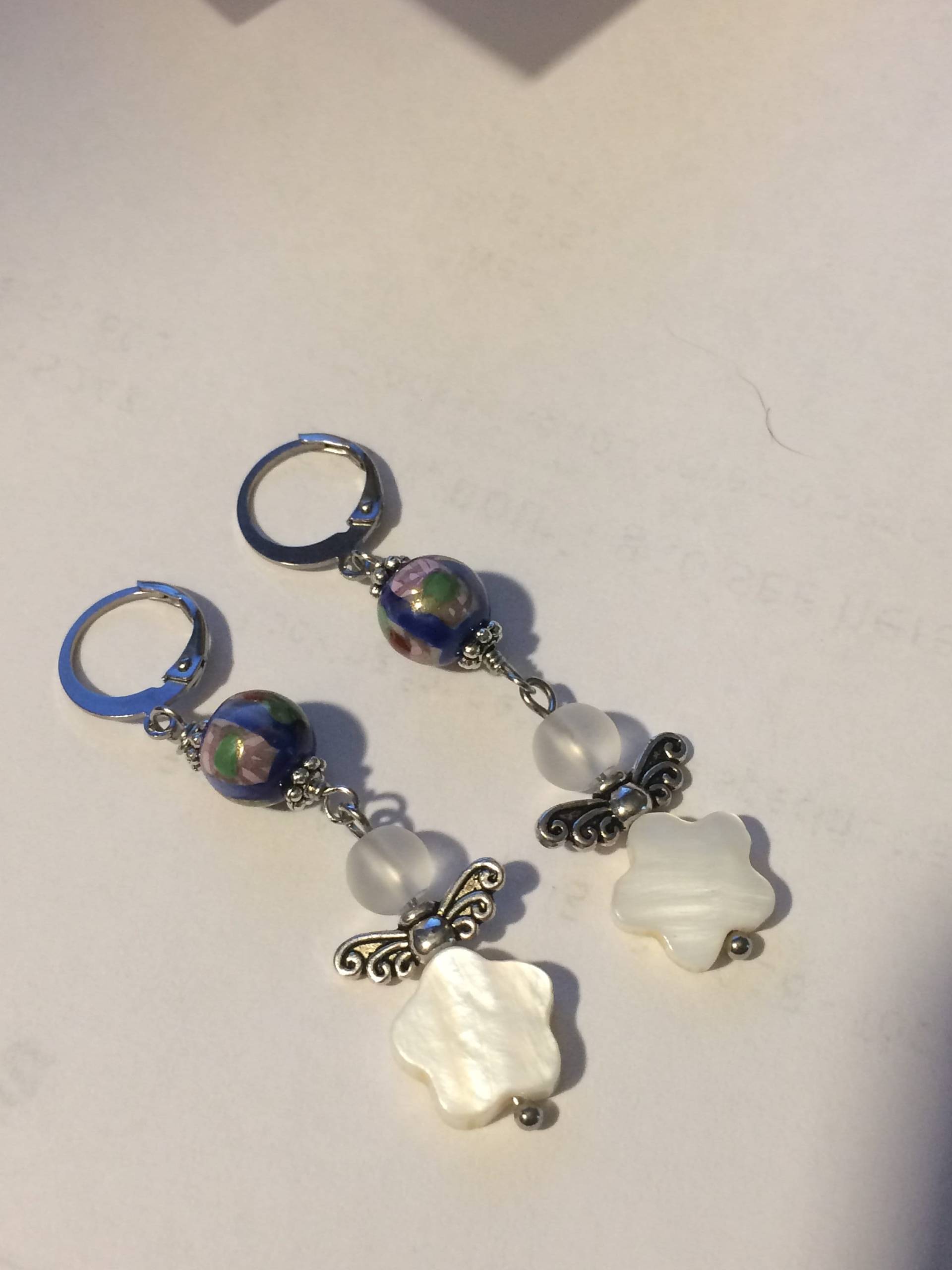 Mutter Perle Engelsflügel Ohrringe Mit Blauen Keramik Perlen Und Hebel Wieder Haken. #e00339 von DesignImagesLLC