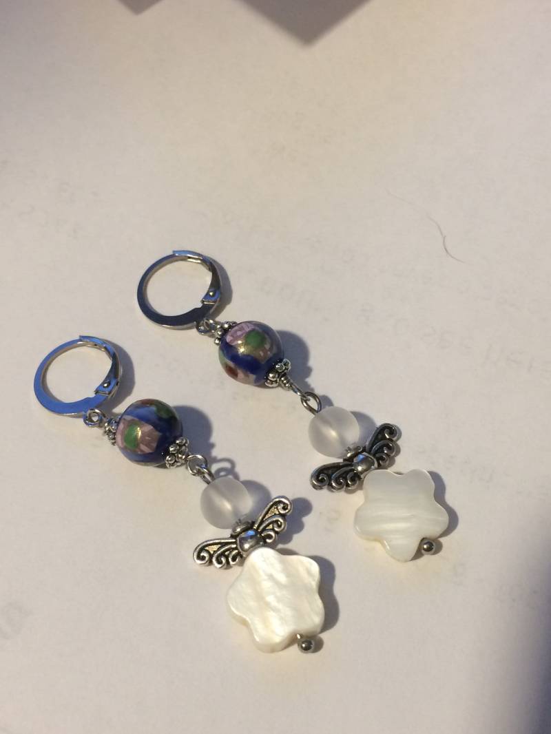 Mutter Perle Engelsflügel Ohrringe Mit Blauen Keramik Perlen Und Hebel Wieder Haken. #e00339 von DesignImagesLLC