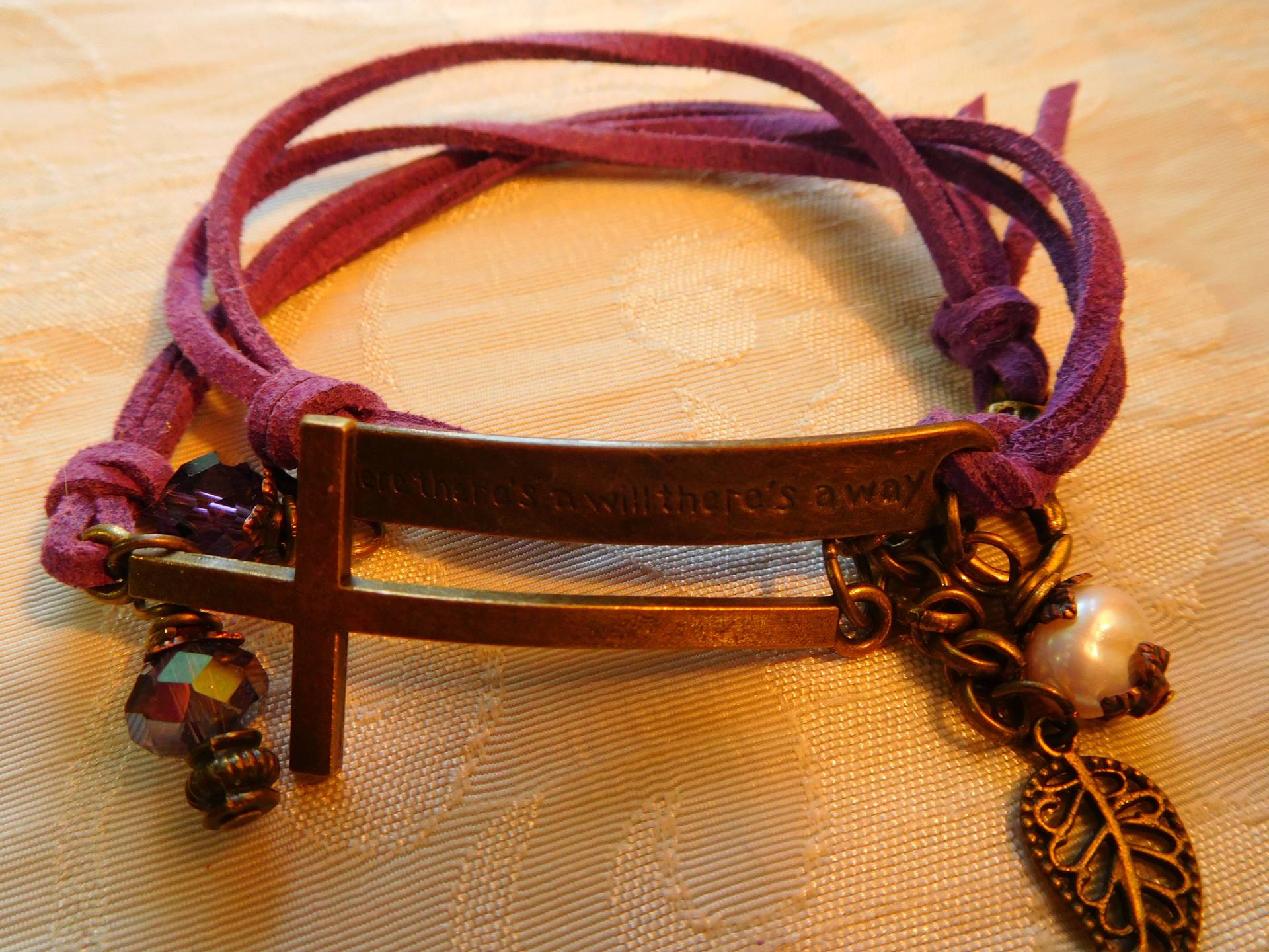Rustikale Lila Wildleder Lederwickelarmband Mit Bronze-Ton-Anschluss"Wo Wird Es Gibt Einen Weg" & Kreuz Charme #b00223 von DesignImagesLLC