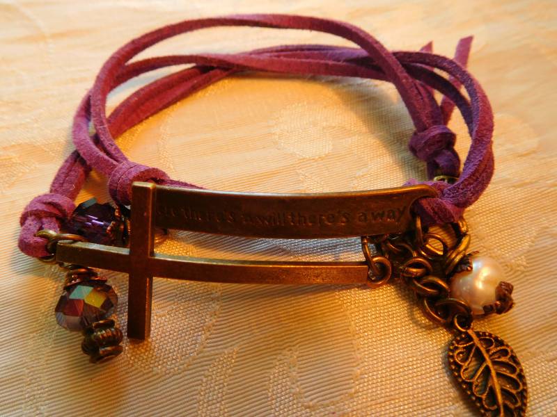 Rustikale Lila Wildleder Lederwickelarmband Mit Bronze-Ton-Anschluss"Wo Wird Es Gibt Einen Weg" & Kreuz Charme #b00223 von DesignImagesLLC