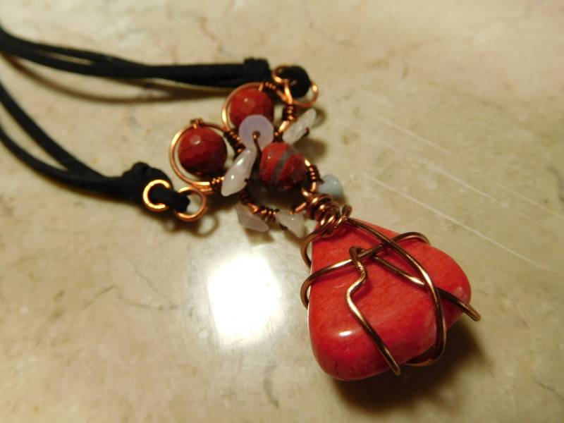 Schwarz Leder Halskette Mit Roten Jaspis Und Rosenquarz Steine, Kritzeleien Design, Kupferdraht #n00145 Umwickelt von DesignImagesLLC