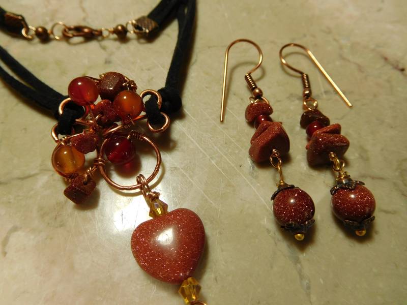 Schwarze Leder-Collier-Set Mit Kupferdraht Kritzeln Form Gemacht. Goldstone Und Rote Achat Perlen. #nbes00120 von DesignImagesLLC