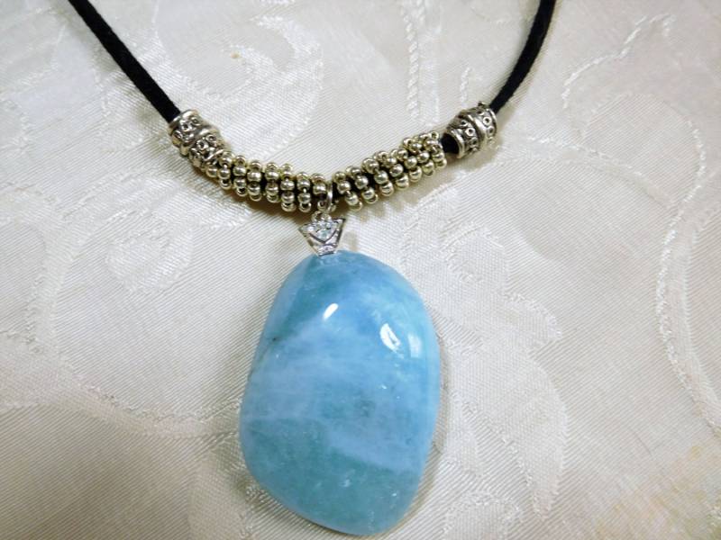 Schwarzem Wildleder Lederhalskette Mit Aquamarin Stein Anhänger Silberfarbenen Perlen Gewickelt. #n00124 von DesignImagesLLC