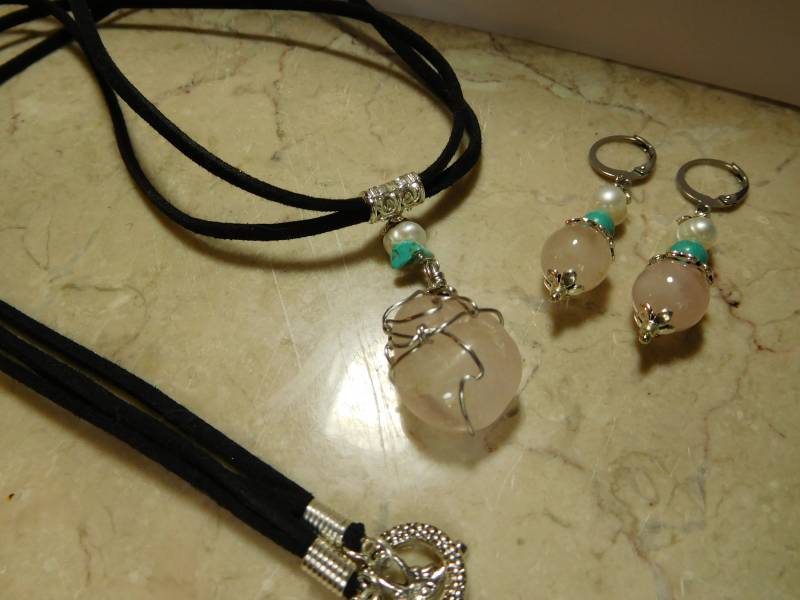 Schwarzes Lederhalskette Mit Rosenquarz-Anhänger, Türkis Und Süßwasser-Perle Gesetzt. #nes00119 von DesignImagesLLC