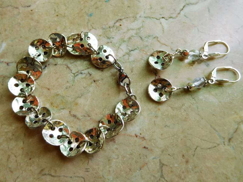 Silberfarbene Knöpfe Armband Und Ohrringe Design-Set. #bes00117 von DesignImagesLLC