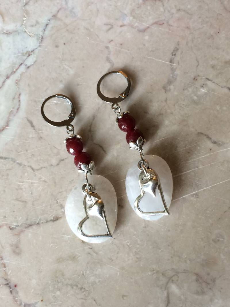 Weiße Quarz Ohrringe Mit Dekorativen Silber-Ton-Herzen, Facettierten Granat Stein Perlen Und Edelstahl-Hebel Zurück Ohrringe. #e00342 von DesignImagesLLC