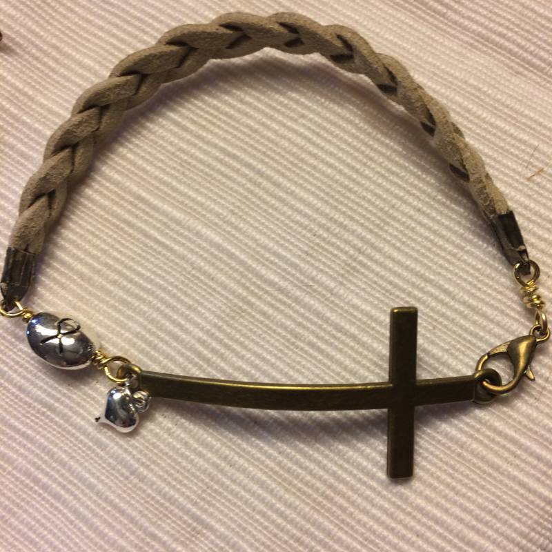 Wildleder Paniert Lederarmband Mit Bronze Ton Kreuz Anschluss, Krebs Charme Und Herz #b00214 von DesignImagesLLC