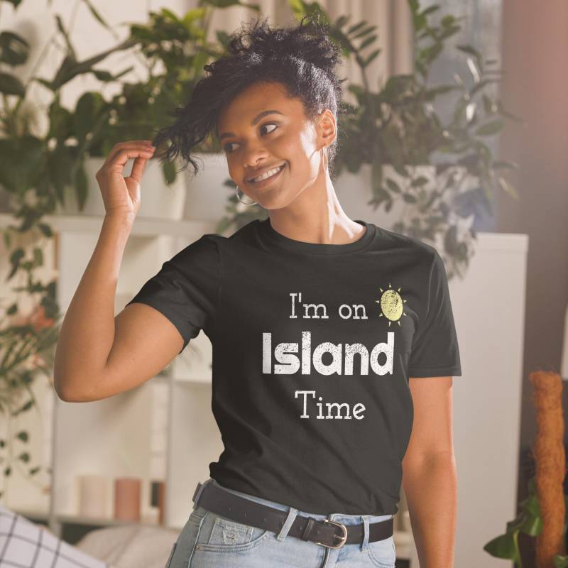 Ich Bin Auf Island Time Urlaub T-Shirt von DesignJellie