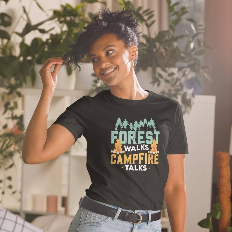Waldspaziergänge Und Lagerfeuergespräche Unisex T-Shirt - Camping Abenteuer Im Freien Natur Liebhaber Geschenk von DesignJellie