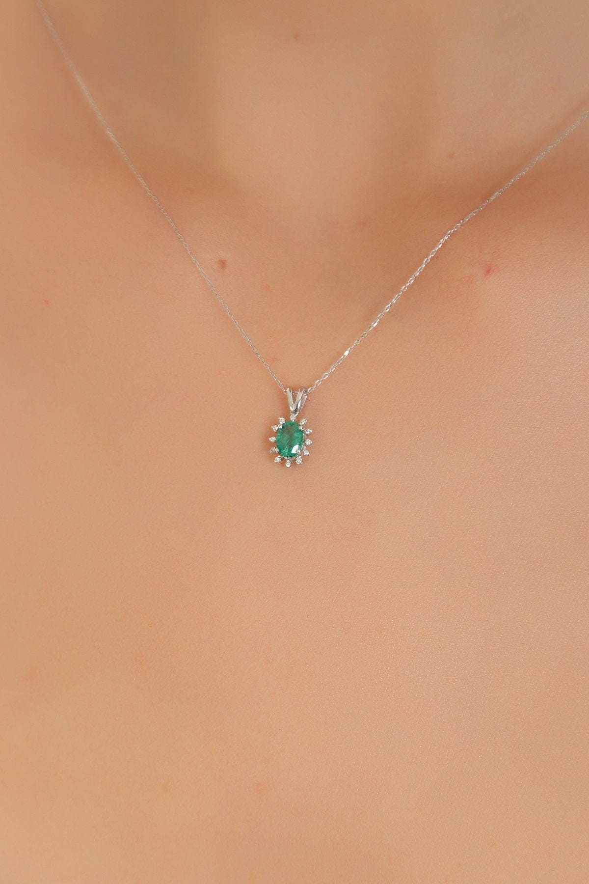 14K Gold Smaragd Halskette/Diamant Für Frau Zierliche Oval Anhänger Geschenk Sie Valentinstag 14K Gold Smaragd Halskette/Diamant Für Frau Zierliche Oval Anhänger Geschenk Sie Valentinstag von DesignJewelryBox