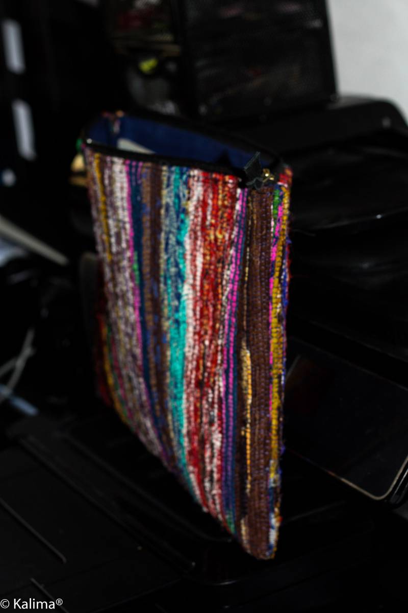 Akten Tasche Für Oder Laptop Schutzhülle Aus Dem Zero Waste Projekt Von Kalima, Handgewebt Auf Fleckerlteppich Art. Dina 4 Passend von DesignKaliMa