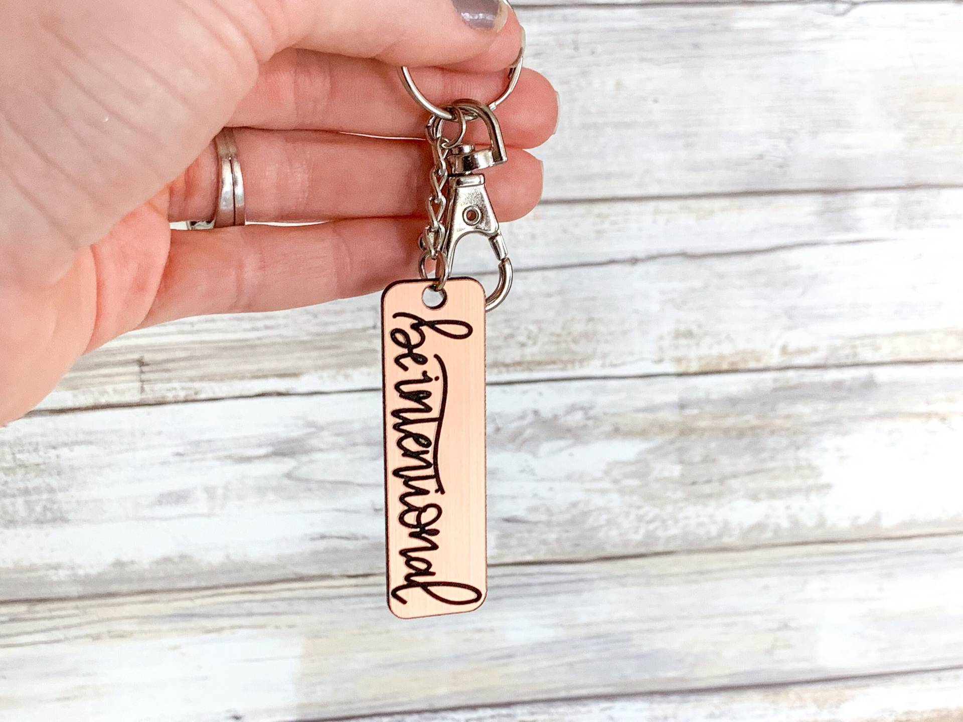 Be Absichtliche Keychain | Gravur Handbeschriftet Motivierendes Geschenk Lebe Bewusst Abschluss Valentinstag Be Absichtliche Keychain | Gravur Handbeschriftet Motivierendes Geschenk Lebe Bewusst Abschluss Valentinstag von DesignLioness