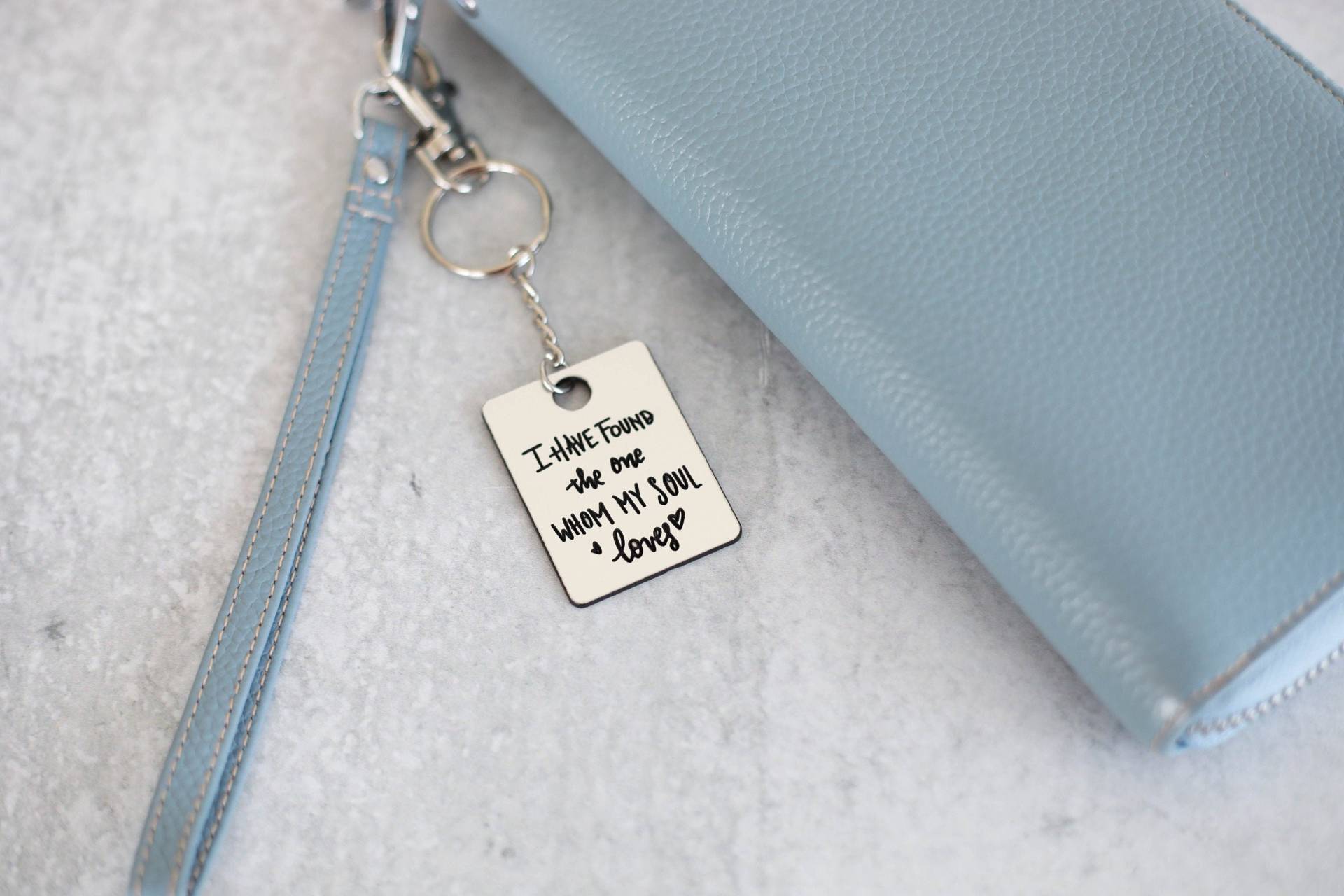 Song Of Solomon Schlüsselanhänger | Handbeschriftet Jubiläumsgeschenk Ich Habe Den Gefunden, Meine Seele Liebt Bibelvers Valentinstag Geschenk Song Of Solomon Schlüsselanhänger | Handbeschriftet Jubiläumsgeschenk Ich Habe Den Gefunden, Meine Seele Liebt Bibelvers Valentinstag Geschenk von DesignLioness