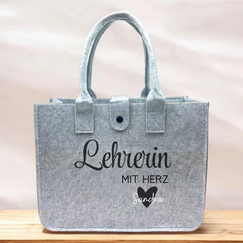 Lehrerin Mit Herz Filztasche Personaliserte Tasche Namen, Geschenke Für Lehrer Und Lehrerinnen Lehrerin Mit Herz Filztasche Personaliserte Tasche Namen, Geschenke Für Lehrer Und Lehrerinnen von DesignMarktDE