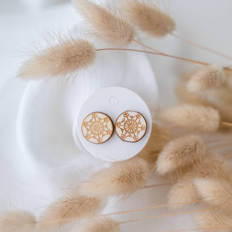 Ohrstecker Rund Aus Holz I Schneeflocke Mini Ohrringe Weihnachten Wichtelgeschenk von DesignMeilenstein