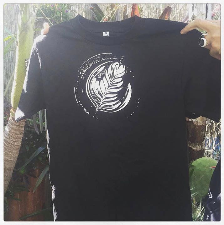 Latte Art-T-Shirt, Schichten Des Tulpen-T-Shirts, Kaffee-T-Shirt, Schaumkunst-Kleidung, Baumwollspitze, Schwarzweiß, Posterisiertes Fotogetränk, Café Latte Art-T-Shirt, Schichten Des Tulpen-T-Shirts, Kaffee-T-Shirt, Schaumkunst-Kleidung, Baumwollspitze, Schwarzweiß, Posterisiertes Fotogetränk, Café von DesignNurd