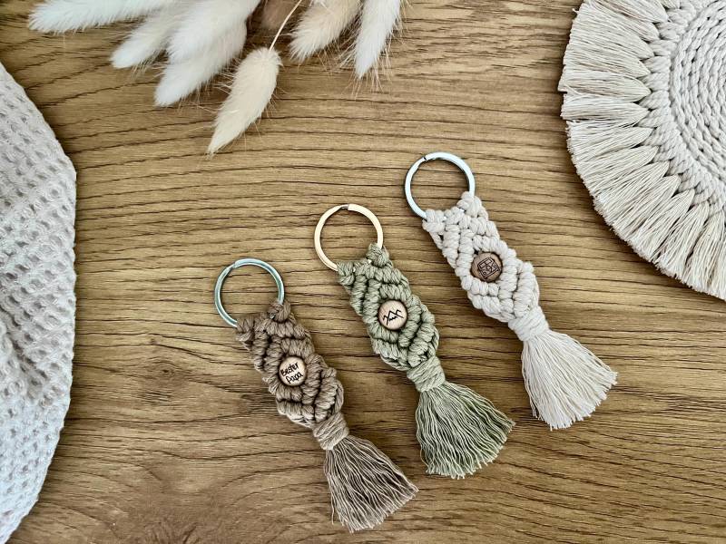 Makramee Schlüsselanhänger Maya | in 40 Farben Personalisiert Mit Perle Boho Geschenkidee Makramee Schlüsselanhänger Maya | in 40 Farben Personalisiert Mit Perle Boho Geschenkidee von DesignSelflove