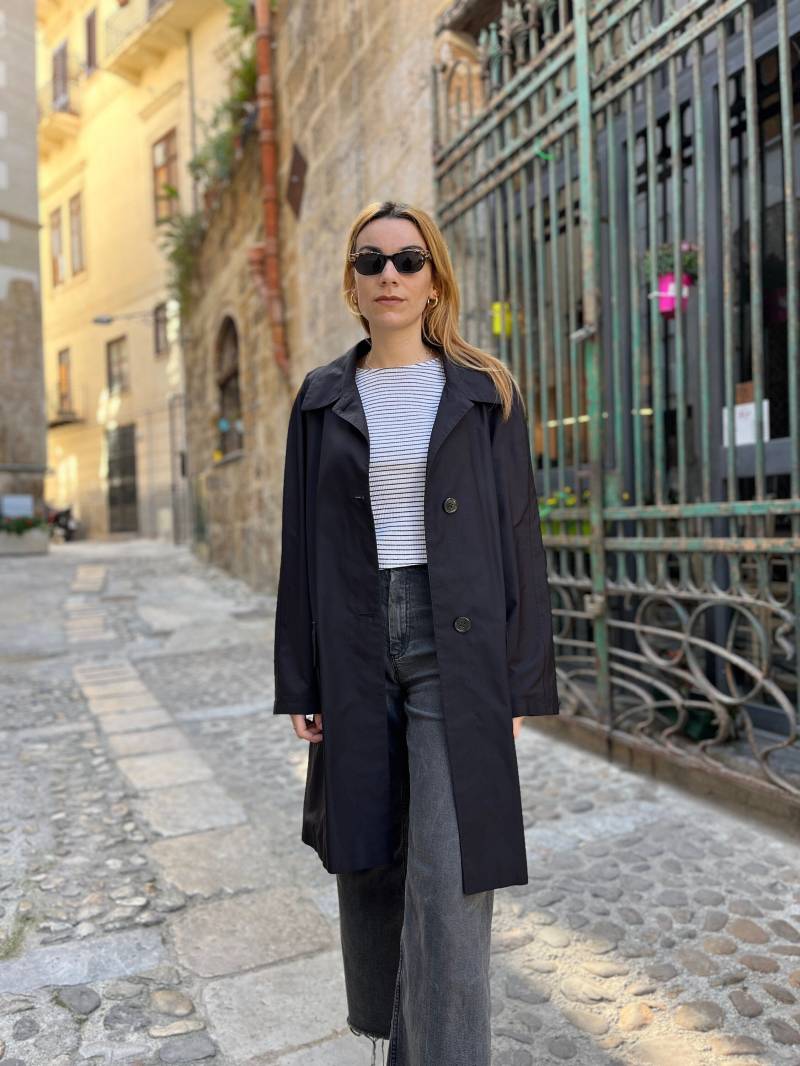 Vintage Damen-Trenchcoat ~ Hergestellt in Italien Abnehmbarer Mantel Schwarze Farbe Gebraucht von DesignSospeso