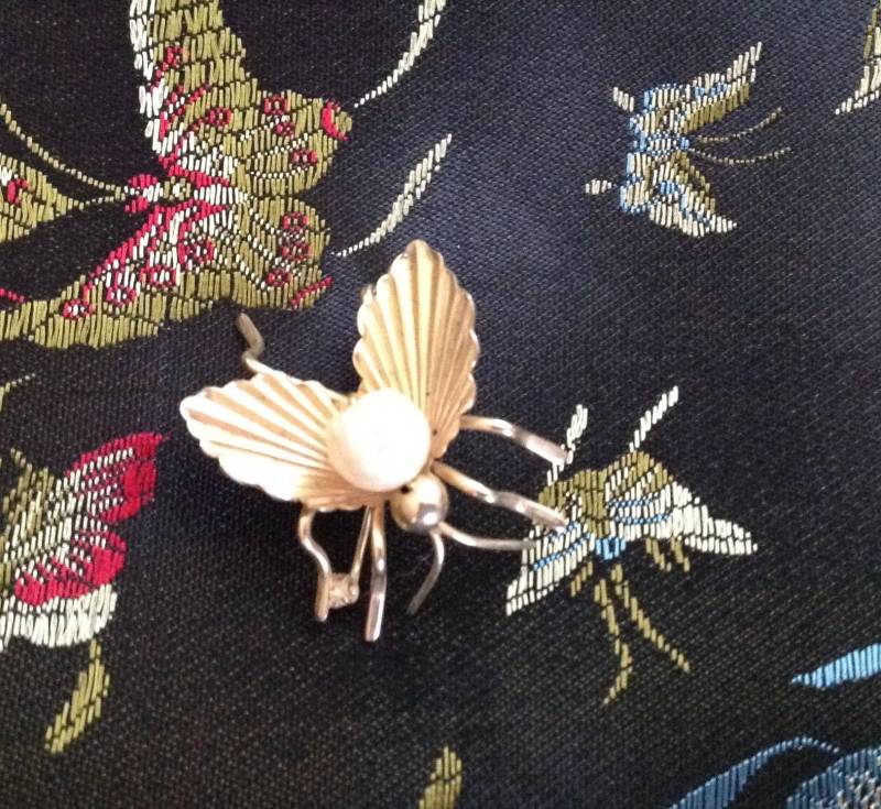 Vintage Honigbiene~Brosche Aus Goldfarbenem Metall Mit Perle~ von DesignWear