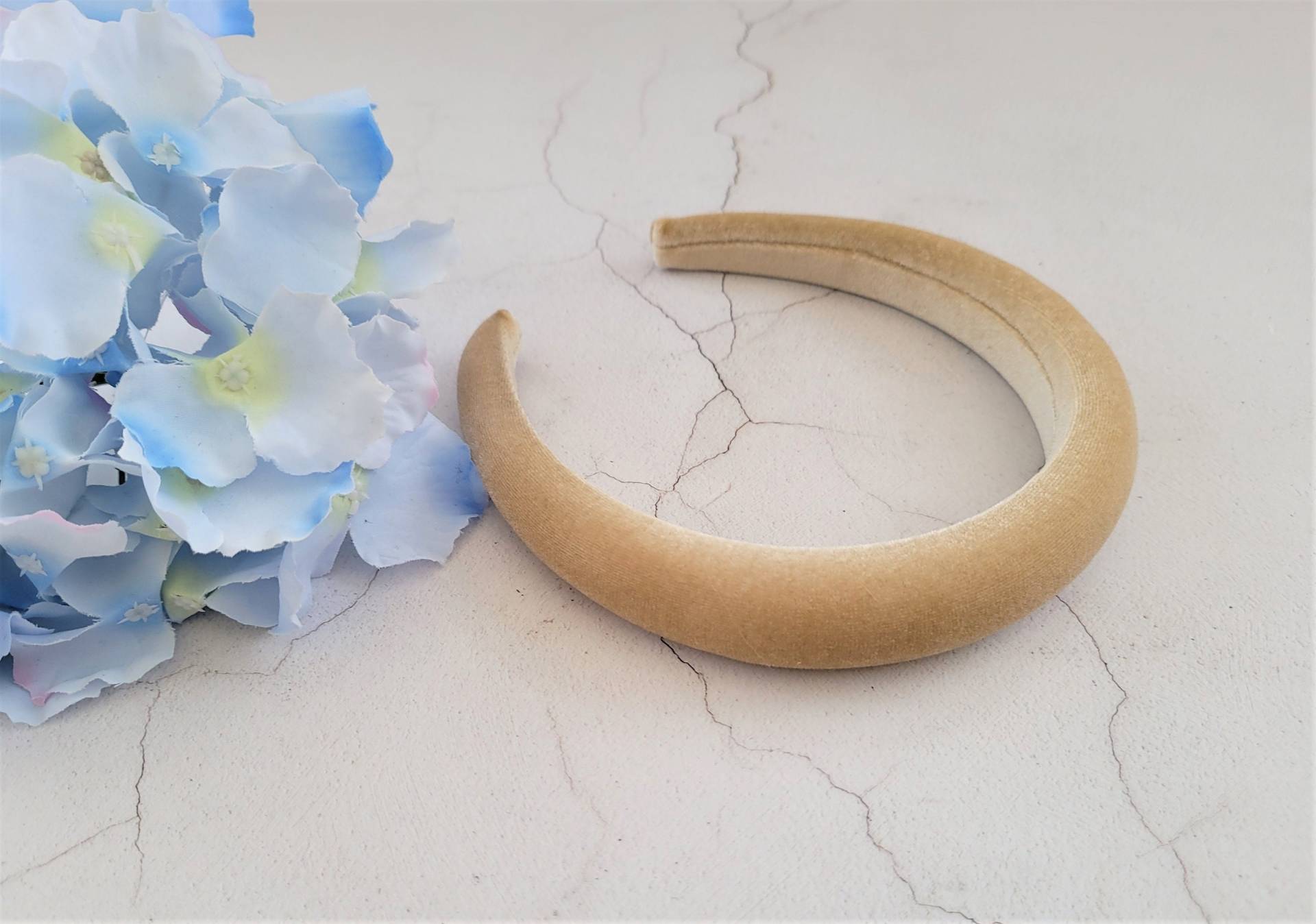 Beige Gold Samt Gepolsterte Stirnband Alice Band Haarband Mit Plüsch Abgerundete Padding 2, 5 cm Breit von DesignbyHummingbird