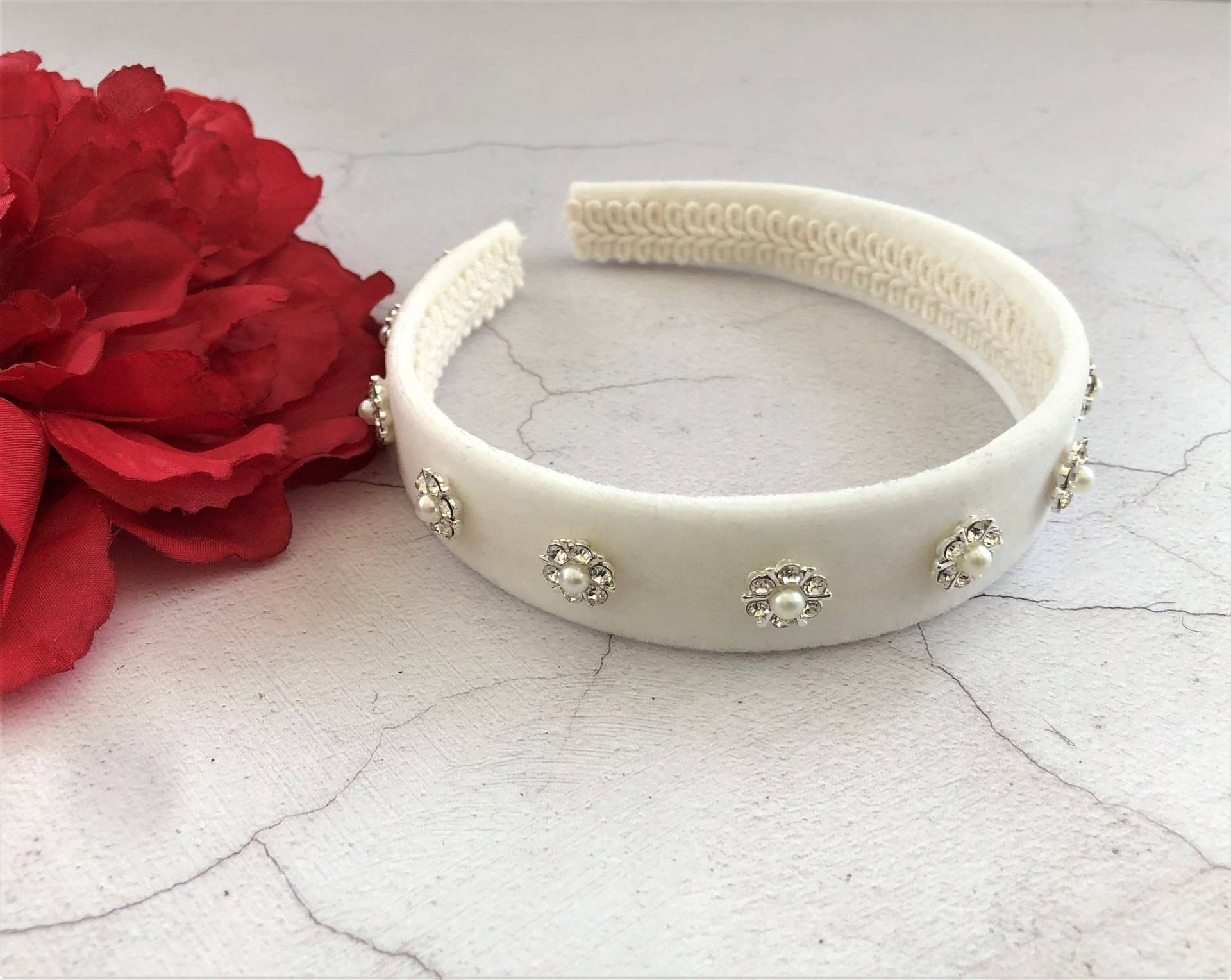 Elfenbeinfarbener Samtstirnband Mit Kunstperlen Und Strasssteinen von DesignbyHummingbird