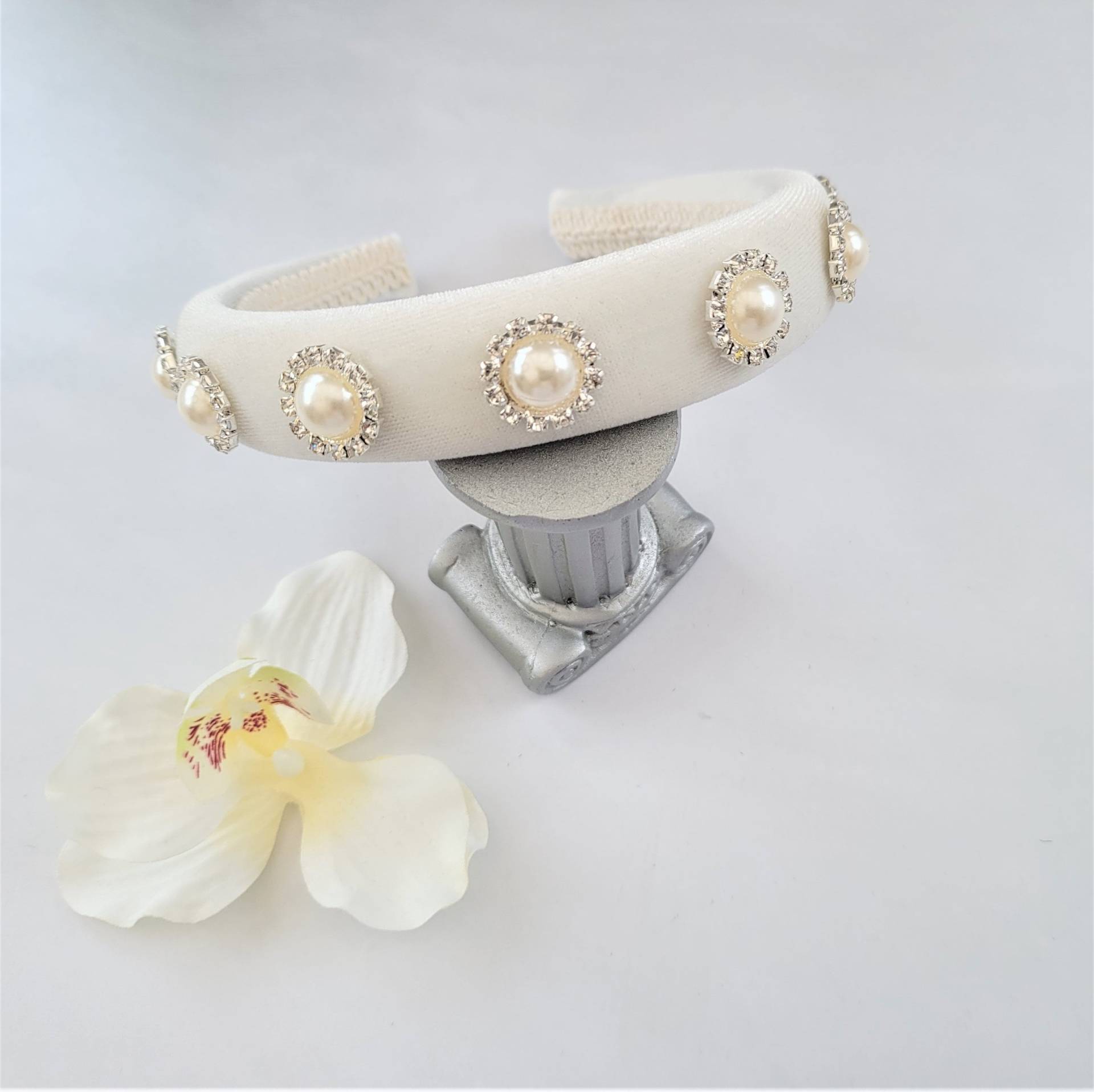 Elfenbeinfarbenes Samtstirnband - Schmuckperlen- & Kristallhaarband von DesignbyHummingbird