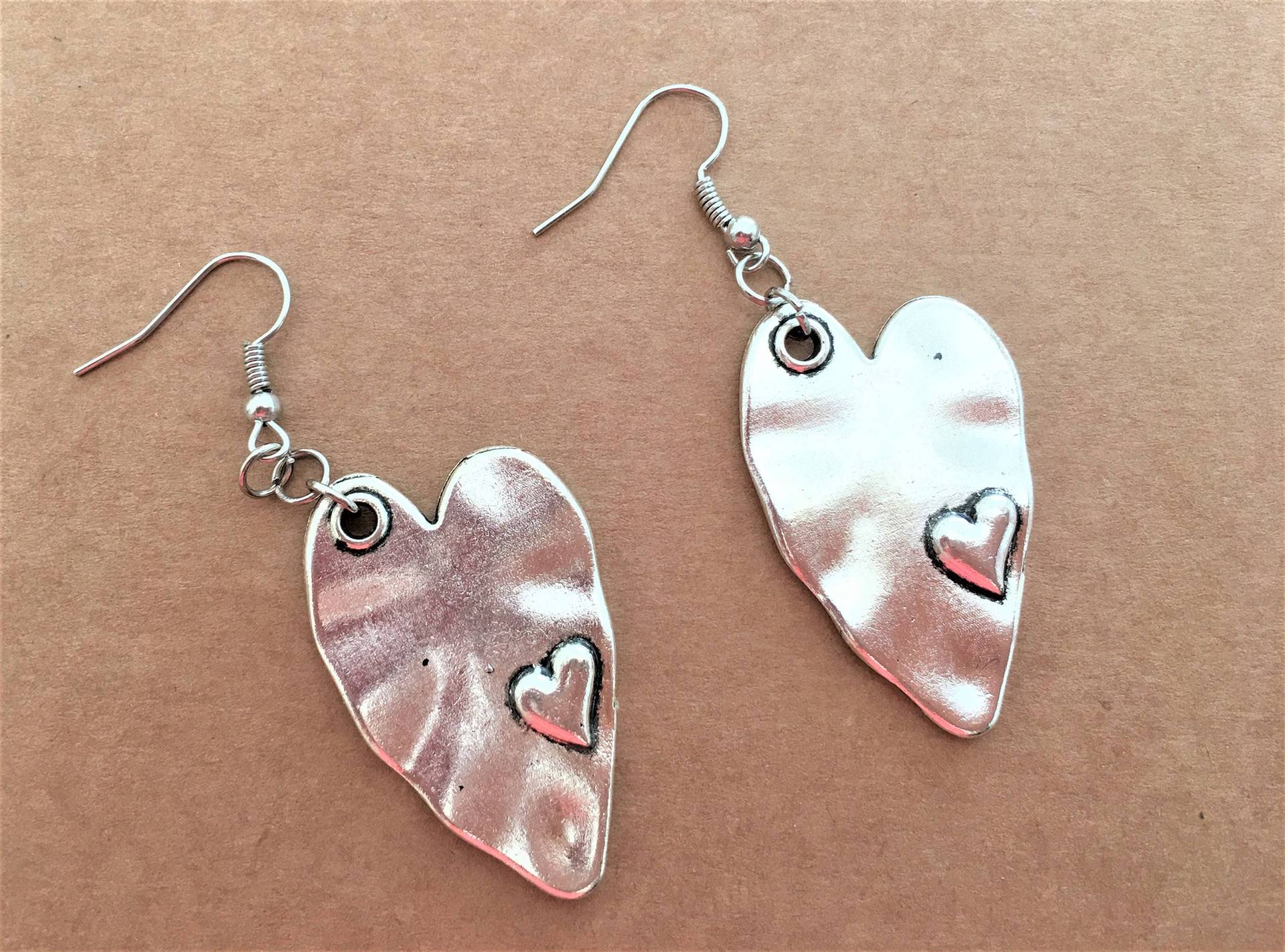 Gehämmerte Herz Baumeln Tropfen Ohrringe in Antiqued Silber Ton Finish Boho Chic Clip Auf Option von DesignbyHummingbird