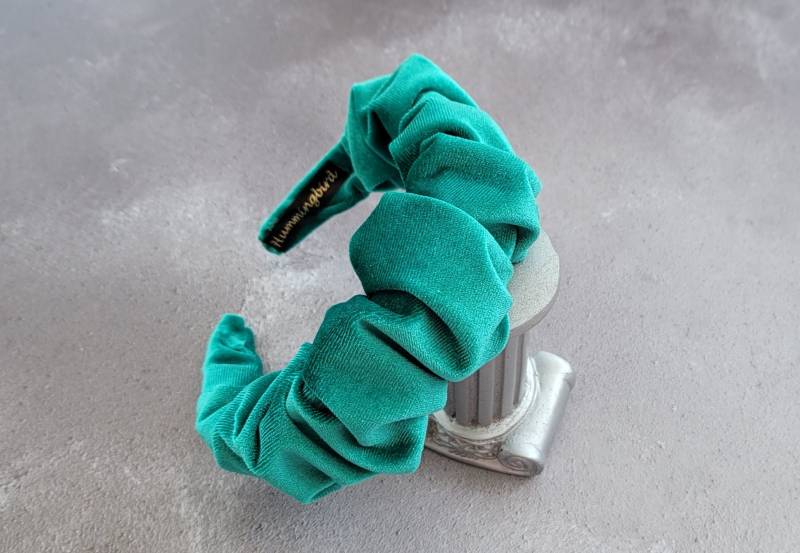 Grünes Samt-stirnband, Geraffte Rüschen Scrunchie Design von DesignbyHummingbird