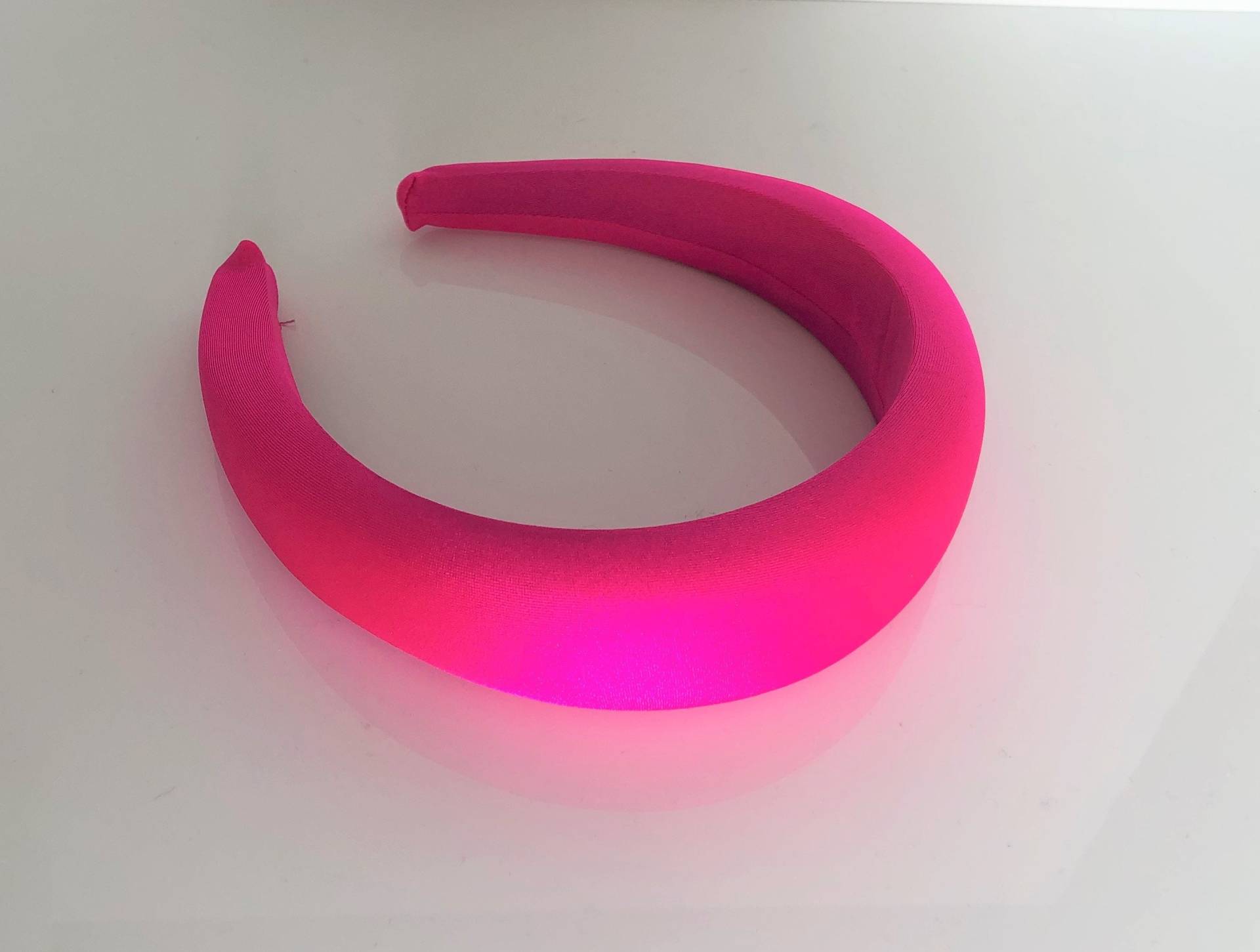 Hot Pink Satin Gepolstertes Stirnband, Weicher Glanz Haarreif | 4 cm von DesignbyHummingbird