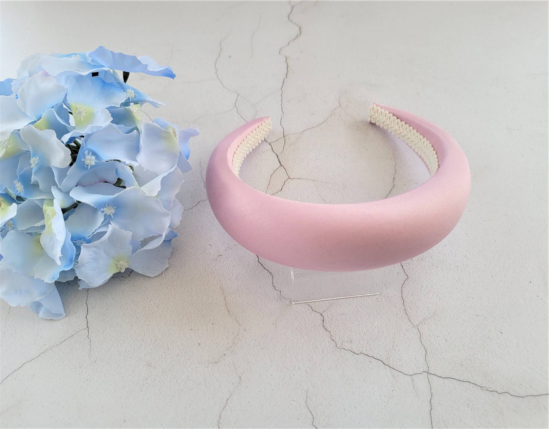 Rosa Duchesse Satin Gepolstertes Haarband, 4 cm Breit von DesignbyHummingbird