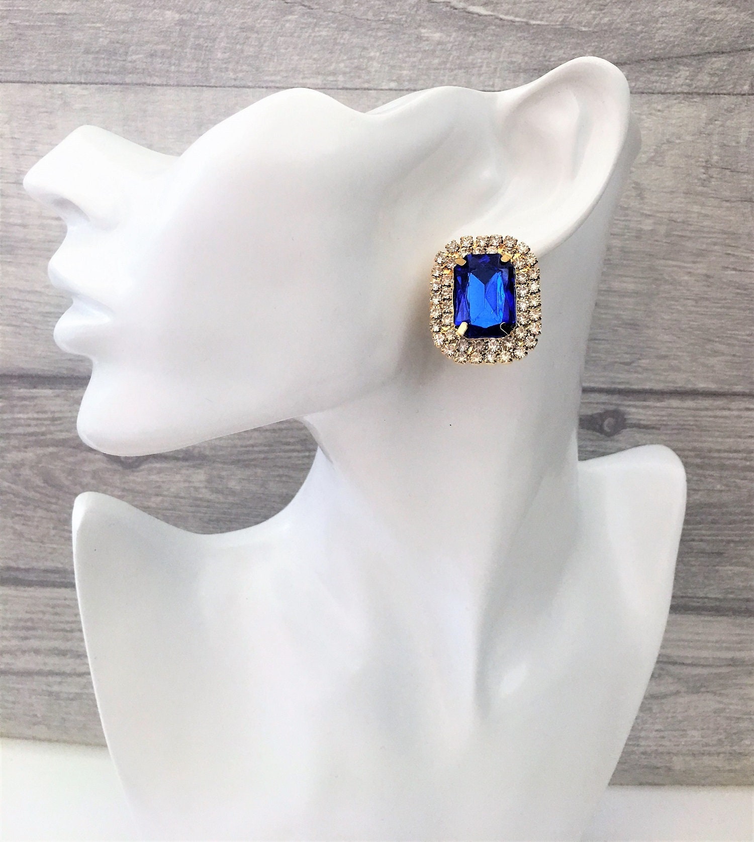 Schöne Funkelnde Große Saphir Blaue Kristall Strass Diamant Ohrstecker in Gold Tone Cluster Rechteck Design von DesignbyHummingbird